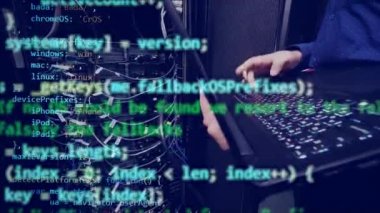 Programlama kodu dizüstü bilgisayarda yazan adam yukarıda geliyor