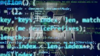 Kodları ile ekran dizüstü bilgisayar ile teknisyen yukarıda gösteriliyor