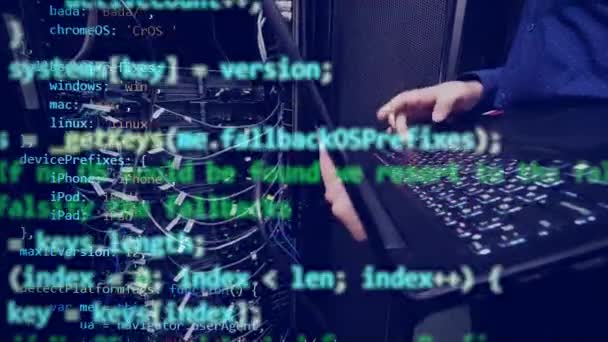 Программный код поднимается над человеком, печатающим на ноутбуке — стоковое видео