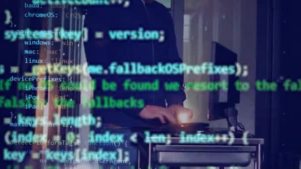 Programmierinformationen tauchen entlang des Bildes des It-Workers auf — Stockvideo