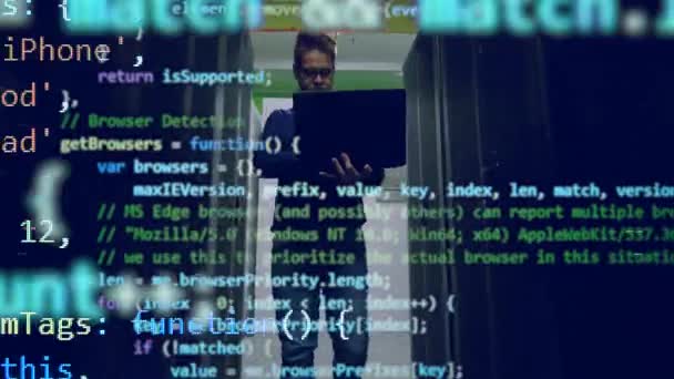 Mężczyzna programista jest chodzenie i kodowanie danych zbliża się nad nim — Wideo stockowe