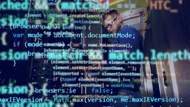Mehrere Schichten von Codes und der männliche Programmierer, der darunter gezeigt wird — Stockvideo