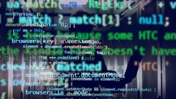 Fluxos de dados de computador estão sendo mostrados acima do engenheiro de TI — Vídeo de Stock