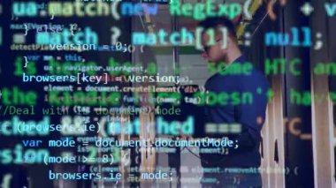 Programlama kodu bilgisayar mühendisinin resminin üzerinde ortaya çıkıyor