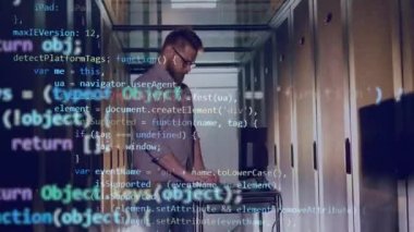 Dizüstü bilgisayar ve bilgisayar kodu üzerinde çalışan mühendisin çift görüntüsü