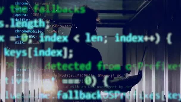Computercode erscheint über dem Techniker, der den Laptop bedient — Stockvideo