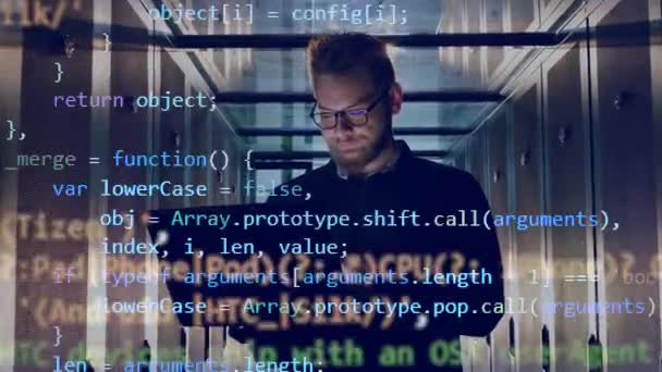 Ingénieur informatique exploite un ordinateur portable avec le code crypté aller au-dessus de lui — Video