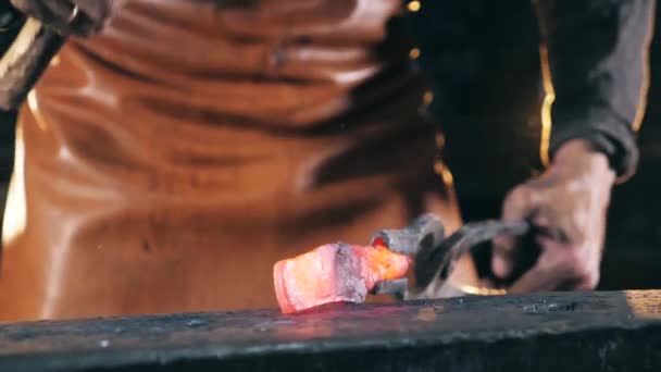 Metalen element wordt geslagen met een hamer. Slow Motion. — Stockvideo