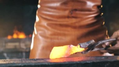 Akkor metalin yavaş hareketi çekiçleniyor. Yavaş çekim.