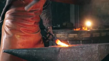 Yanan demir demircide dövülecek