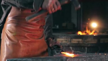 Forgeman yavaş çekimde metal çekiçleme