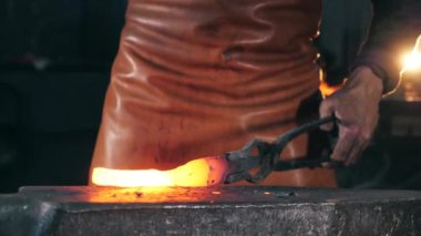 Akkor metal elementi sahte hale geliyor. Yavaş çekim.