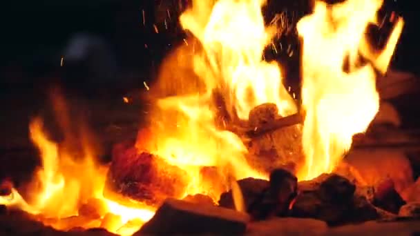 Вугілля у вогні змішується з воронкою — стокове відео