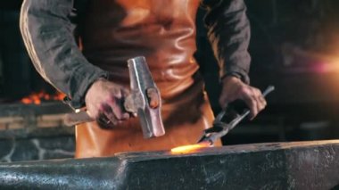 Akkor demir yavaş çekimde çekiçleniyor