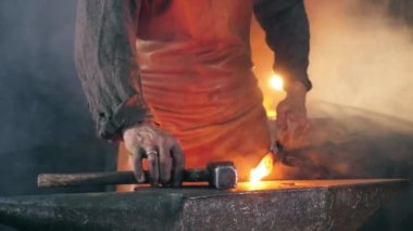 Demirci dövme demir yavaş hareket