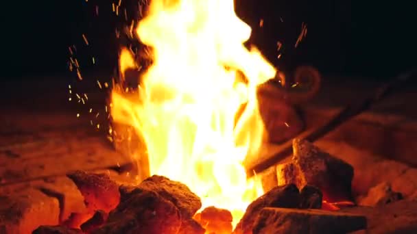 In Zeitlupe die Kohlen im Feuer mischen — Stockvideo