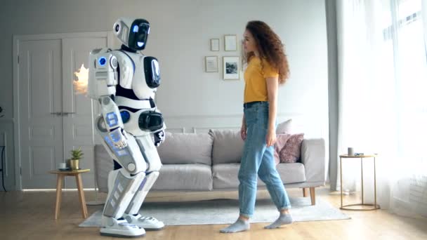 Frau berührt einen weißen Cyborg. Roboter und menschliche Zusammenarbeit. — Stockvideo