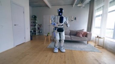 Modern android bir odada hareket.