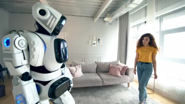 Robot och flicka touch händer. Robot och mänskligt samarbete. — Stockvideo