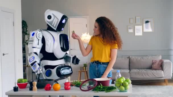 Robot putih dan wanita memasak makan malam bersama. Cyborg dan konsep manusia . — Stok Video