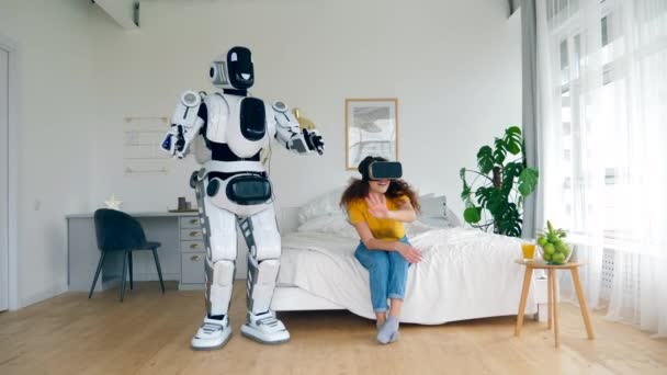 Femme contrôle un cyborg, à l'aide de lunettes VR. Cyborg et concept humain . — Video