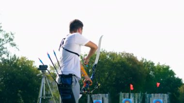 Hedefleri ile bir dizi erkek okçu eğitim.