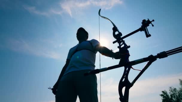 Athlete stands with a bow in hands. — Stock Video