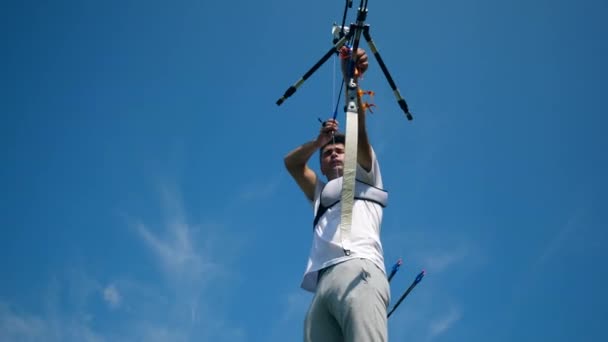 Un homme s'entraîne avec un arc sur un champ de tir . — Video