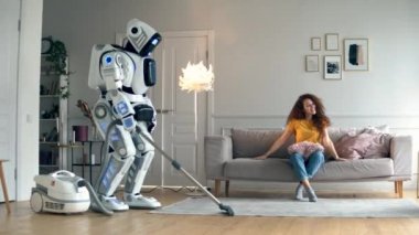 Bir robot zemini temizlerken kadın kanepede oturur. Fütüristik kavram.