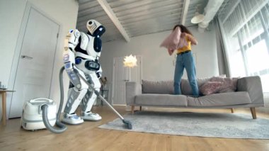 Kız vakum temizler ise bir droid ile oynar.