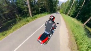 Motosikletli bir adamın hızlı sürüşü. Yolda motosiklet.