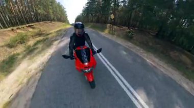 Motosikletçi kırsal yol boyunca sürüş