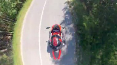 Motosiklet yolda. Yol boyunca hareket eden motosikletin dinamik panoraması