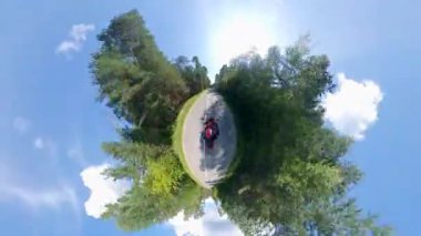 Hareket eden motosikletin 360 derecelik panoraması. Yolda motosiklet.