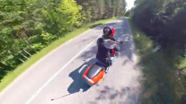 Motosiklet sürücü orman boyunca yapılıyor