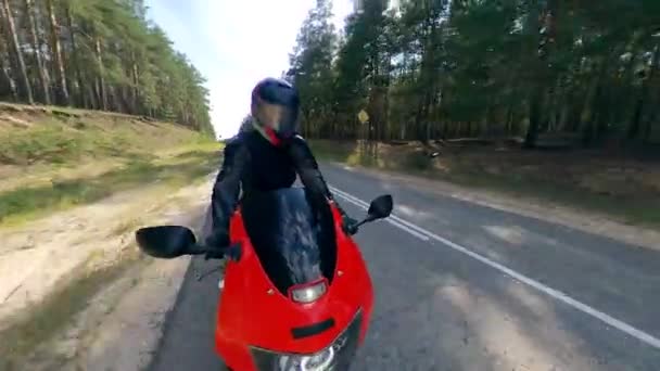 Vista frontal del conductor que monta la motocicleta — Vídeos de Stock