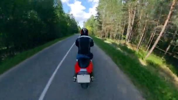 Вид сзади на езда на мотоцикле на высокой скорости — стоковое видео