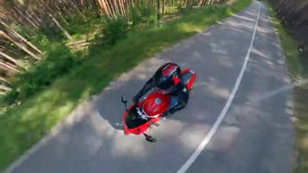 Vista panorámica de la moto con el piloto en movimiento. Motocicleta en una carretera . — Vídeos de Stock