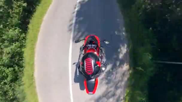 Přesun motocyklu s řidičem do horního pohledu — Stock video
