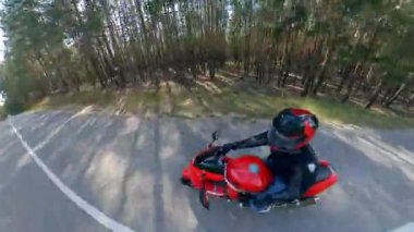 Orman yolunun ve motosikletlinin en iyi manzarası. Yolda motosiklet.