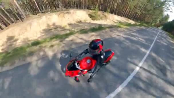 Erdei út és a motort vezető személy. Motorkerékpár a közutakon. — Stock videók