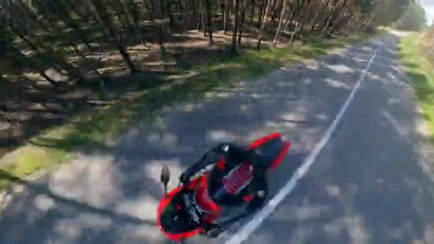 Motocicleta em movimento tiro de 360 graus. Motocicleta em uma estrada . — Vídeo de Stock