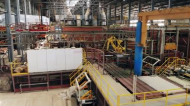 Bir tuğla fabrikasında çalışan otomatik endüstriyel makineler.