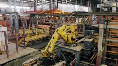 Bir konveyör üzerinde otomatik endüstriyel makine ürünleri tuğla.