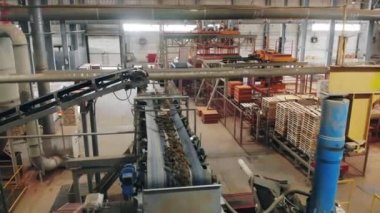 Bir fabrikada konveyör üzerinde hareket eden moloz.