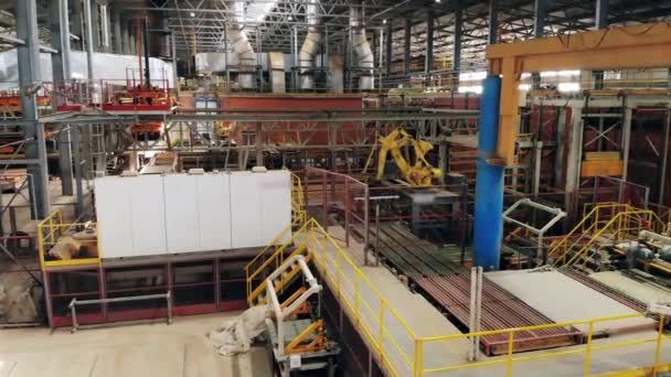 Máquinas industriais automatizadas que trabalham em uma fábrica de tijolos . — Vídeo de Stock