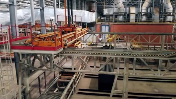 Een modern industrieel mechanisme dat werkt bij een fabriek. — Stockvideo