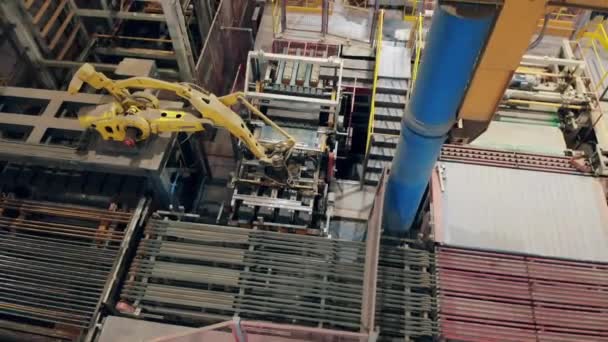 Moderne Fabrikmaschine arbeitet mit Ziegeln in einer Fabrik. — Stockvideo