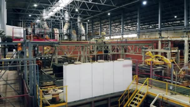 Μεγάλες βιομηχανικές εγκαταστάσεις με μηχανές εργασίας. — Αρχείο Βίντεο