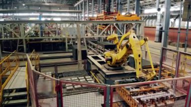 Modern robotik kol bir konveyör üzerinde birçok tuğla taşır.